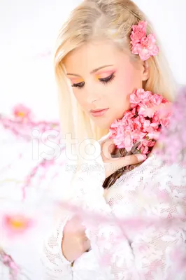 Красочные картинки блондинок с цветами