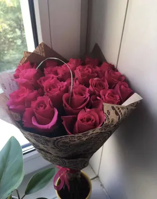 Романтический букет цветов дома на окне: бесплатно скачать в хорошем качестве