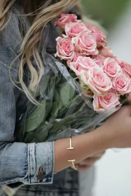 Романтические фото девушек, держащих цветы со спины - выберите формат для скачивания