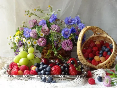 Фото натюрморта с цветами и фруктами в высоком разрешении