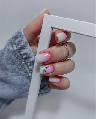 Фотография ярких ногтей для обоев на телефон