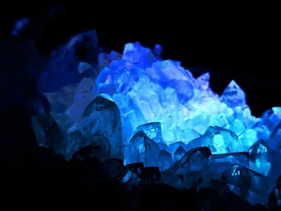 Арт-фото полудрагоценных камней голубого цвета на 4K экране