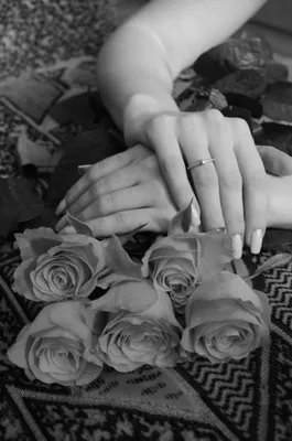 Эстетика прикосновения: руки, увитые цветами и украшенные кольцом
