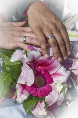 Уникальные изображения Руки с кольцом и цветами для вашего проекта