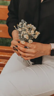 Эстетическое воплощение: руки и цветы, соединенные на фото