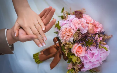 Кольцо, руки и цветы в гармонии на прекрасной фотографии