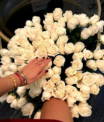 Изображения рук с кольцом и цветами