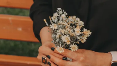 Рисунок рук с кольцом и цветами