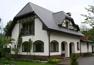 Арт-фото с красивым сочетанием цвета крыши и фасада дома
