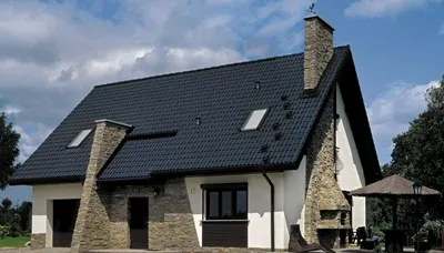 4K фото с красивым сочетанием цвета крыши и фасада дома