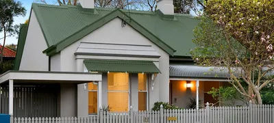 GIF изображение с красивым сочетанием цвета крыши и фасада дома