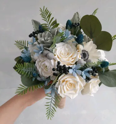 Уникальные идеи для свадебных букетов - голубые цветы на фото.