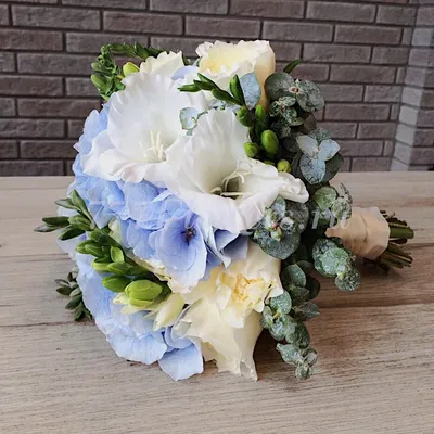 Оригинальные фото свадебных букетов с элегантными голубыми цветами