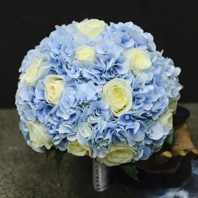 Искусство создания свадебных букетов с голубыми цветами