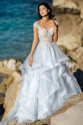 Волшебство лазурного: потрясающие свадебные платья голубого цвета на фото