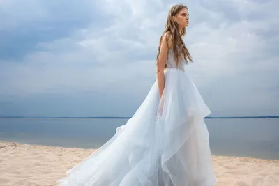 Фотография свадебного платья голубого цвета на обложке журнала Свадьба мечты