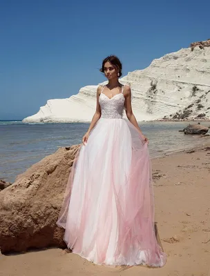 Нежность и романтика: свадебные платья в розовой гамме на фото