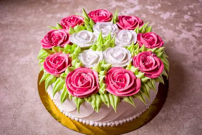 Апетитный и праздничный торт из цветов на вашем экране