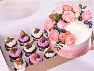 Цветочная симфония на вашем столе: Фотография впечатляющего торта из цветов.