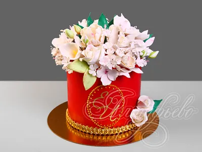 Цветочное блаженство в каждой вилке: Фото торта, сделанного из настоящих цветов.