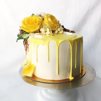 Кулинарное искусство с цветочной ноткой: Фото торта, украшенного цветами, вызовет восторг.