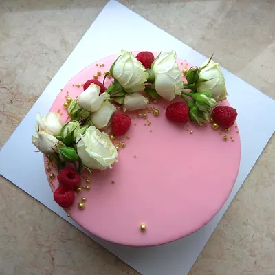 Волшебство цветов в каждом кусочке: Фото торта, украшенного нежными бутонами.