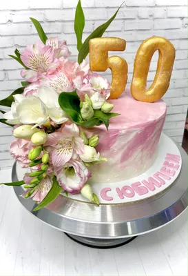 Уникальное сочетание вкуса и красоты: Фото торта, объединяющего цветы и десерт.