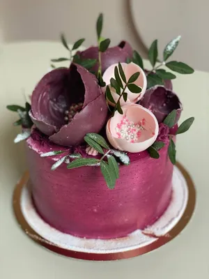 Роскошь цветочной композиции: Фото торта, созданного из ярких цветов.
