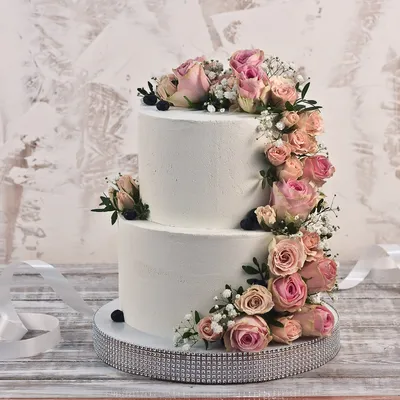 Мастерство цветочного дизайнера на вашем столе: Идеальное фото торта из живых цветов.