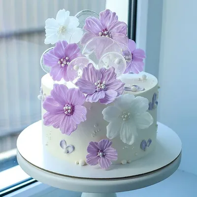 Привлекательный торт из свежих цветов на вашем экране