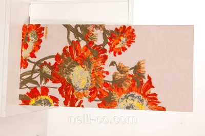Мир расцветов: триптих с цветочными изображениями, передающий живую энергию природы
