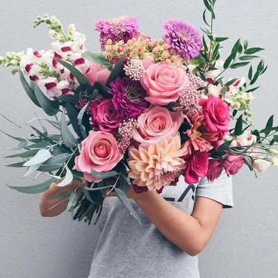 Фотк девушек с цветами в руках