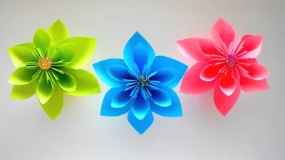Краски и фантазия: Удивительные цветы из бумаги на фото