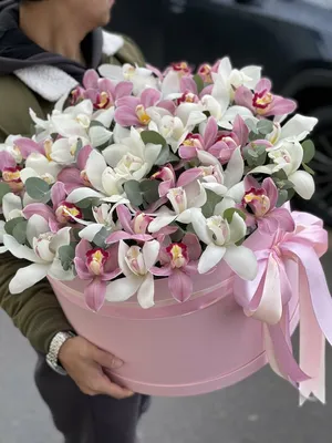 Восхитительные цветы в стильной коробке на фото с сюрпризом в цене