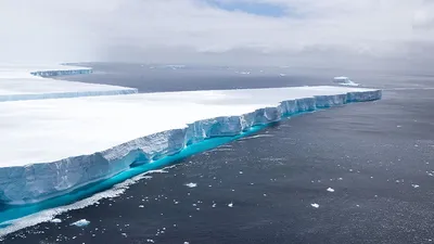 Айсберг в прозрачной голубой воде | Премиум Фото