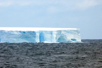 айсберг плывет в море под водой Иллюстрация штока - иллюстрации  насчитывающей гренландия, разрушение: 264455905