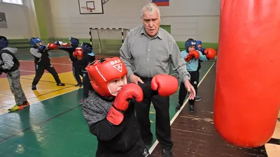 Красивый Брутальный Сильный Боксер Человек Чемпион По Боксу Gloves.boxing  Фотография, картинки, изображения и сток-фотография без роялти. Image  66945298