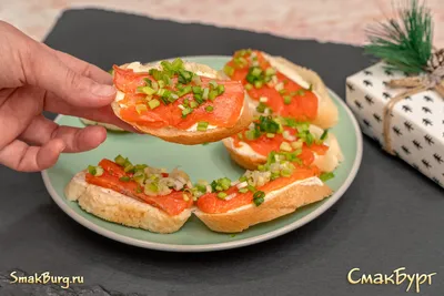 Бутерброды с красной рыбой и помидорами — Кулинарные рецепты любящей жены