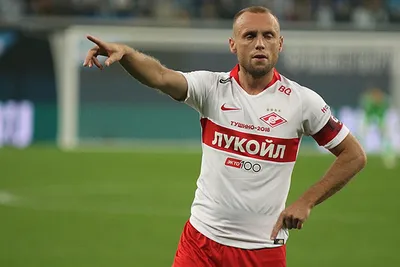 Футболист Денис Глушаков на фоне стадиона
