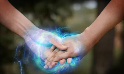 Chakra Energy Balancing - Мягкие Пастельных Тонов Энергетическое Поле  Вокруг Белого Женского Силуэта С Бирюзовым Свечением, С Семью Чакрами  Выровненных По Центру От Темени До Корня Фотография, картинки, изображения  и сток-фотография без