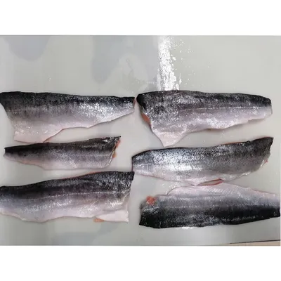 филе рыбы. солёная белая рыба сырая перед готовкой. здоровые пищевые  ингредиенты. на темном фоне Стоковое Изображение - изображение  насчитывающей дом, омега: 235442525
