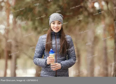 Девушка В Бассейне В Черной Одежде Голубая Вода С Абстрактным Искажением —  стоковые фотографии и другие картинки Влажный - iStock