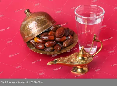органические финики в золотой тарелке чашка с водой и книга Коран ифтар  концепция рамадана копия пространства, даты Рамадана, даты, финики фрукты  фон картинки и Фото для бесплатной загрузки
