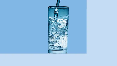 Когда пить воду: до еды, во время или после?