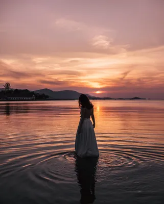 Фото Девушки стоит в воде на фоне заката, by klara_shfl