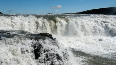 Крупным Планом Воды Падающей На Прозрачную Водную Поверхность — стоковые  фотографии и другие картинки Источник - iStock