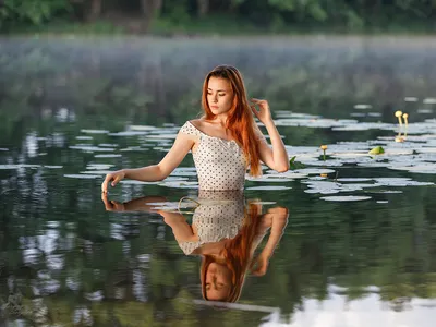 Девушка В Платье В Воде На Рассвете Фотография, картинки, изображения и  сток-фотография без роялти. Image 79347805