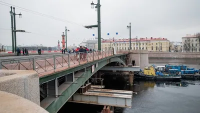 В результате ЧП на Крымском мосту погибли два человека, проезд закрыт.  Собрали все, что известно