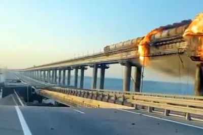 Названа причина остановки движения на Крымском мосту
