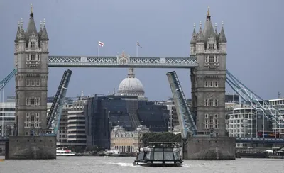 Житель Лондона забрался позагорать на Тауэрский мост - Время Пресс. Новости  сегодня
